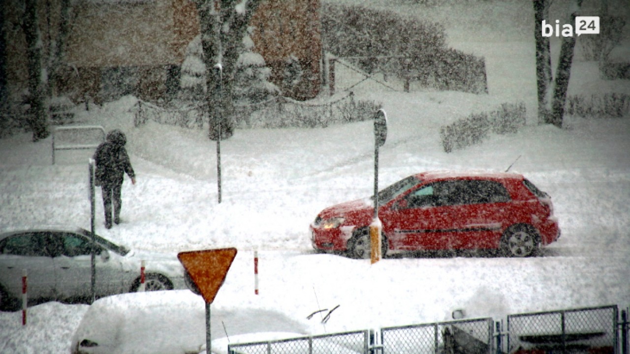 Na ulicach gruba warstwa śniegu i ciągle pada /fot. Bia24/