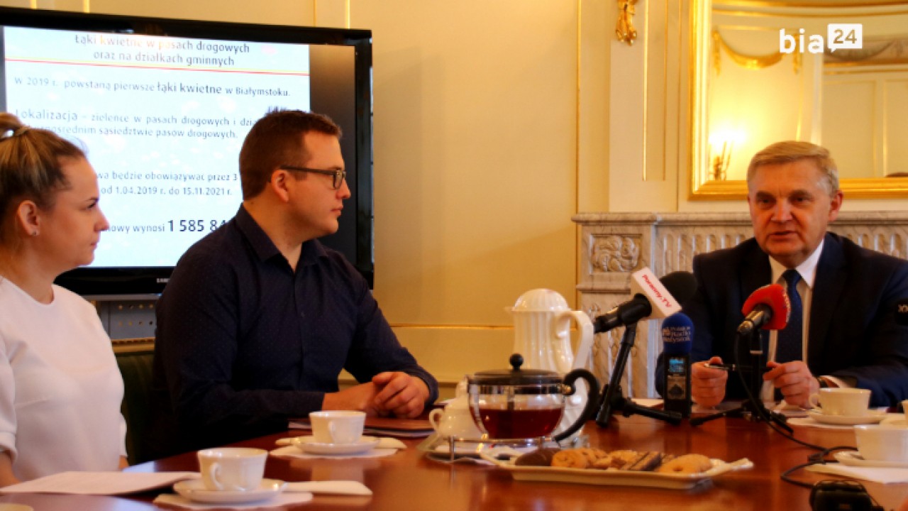 Prezydent Białegostoku i przedstawiciele Fundacji Łąka mówią o projekcie kwietnych łąk w mieście /fot. H. Korzenny Bia24/ 