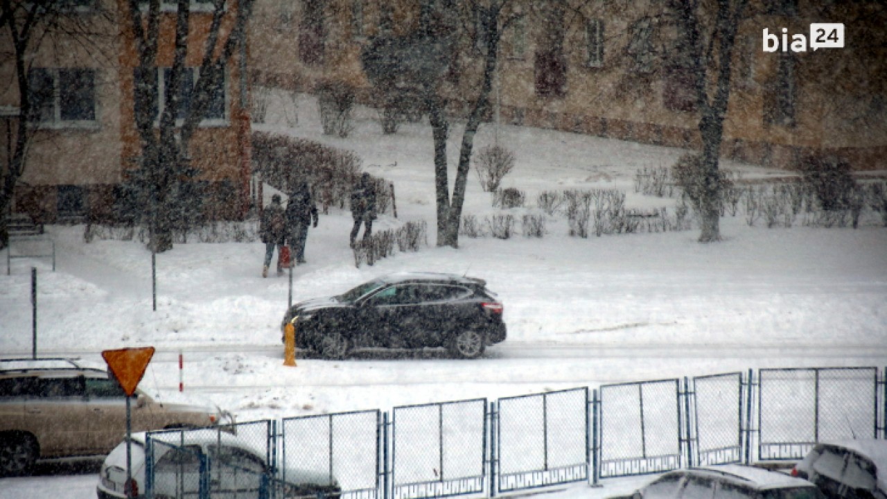 Śnieg sypie, ulice już białe i śliskie /fot. Bia24/ 