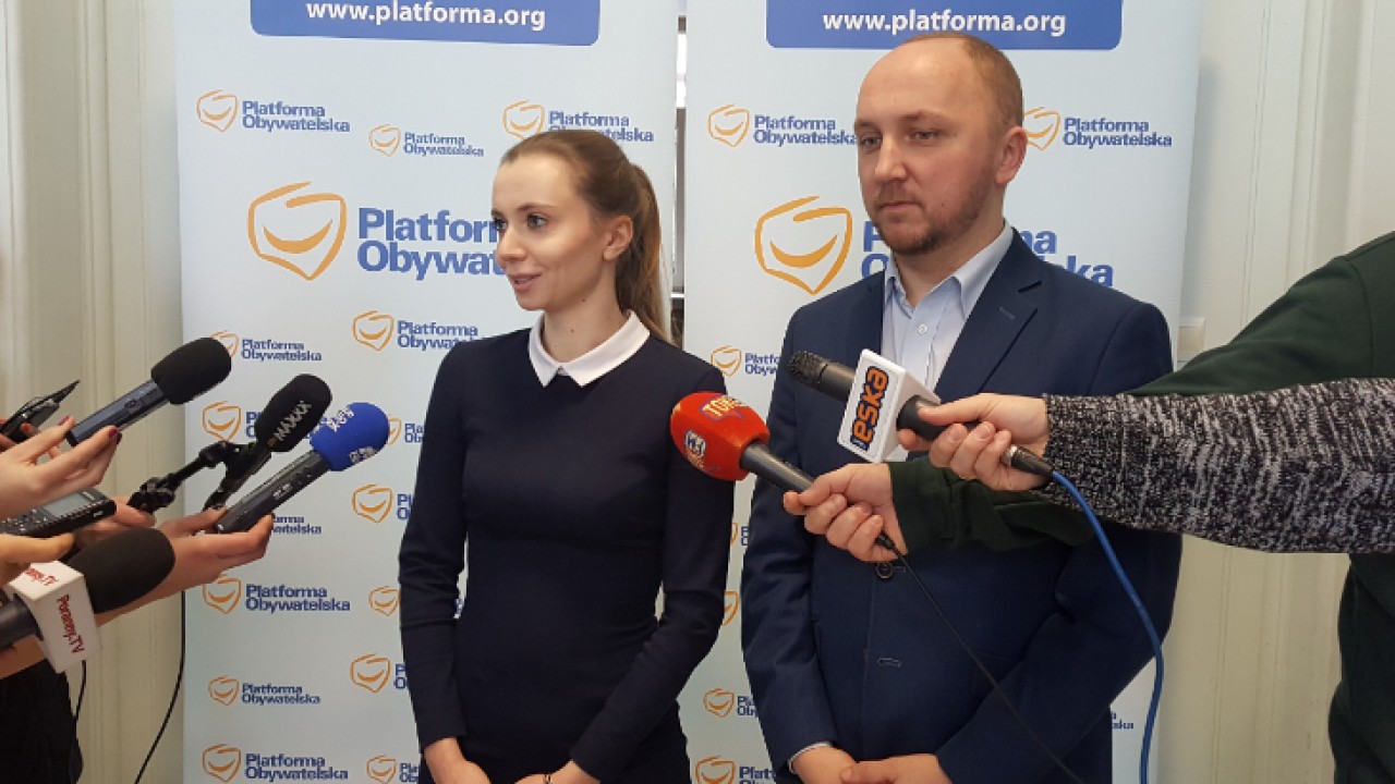 Jowita Chudzik i Łukasz Prokorym podczas konferencji prasowej /fot. biuro poselskie Platformy Obywatelskiej/