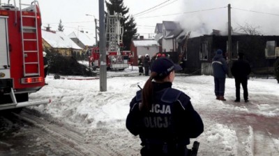 Uratowali z&nbsp;płonącego domu cztery osoby