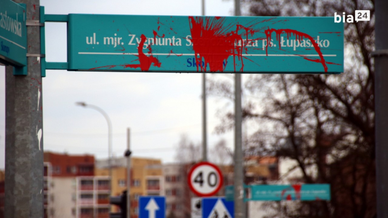 Pomazane czerwoną farbą tablice z nazwą ulicy mjr. Łupaszki /fot. archiwum Bia24/