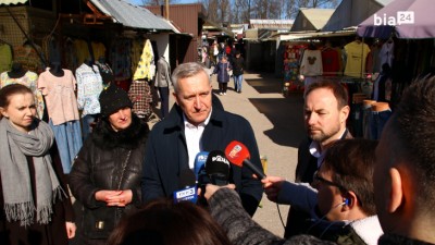Politycy na&nbsp;bazarze z&nbsp;petycją o&nbsp;przywrócenie wiz zakupowych dla Białorusinów