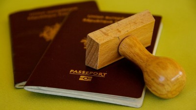 Wszystkie ręce na&nbsp;pokład, czyli cała prawda o&nbsp;kolejkach po&nbsp;paszporty.