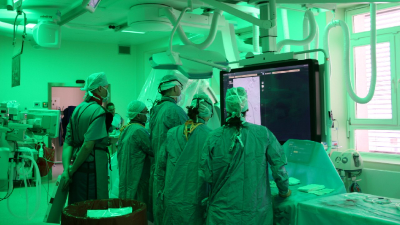 VIDEO. Nowatorska operacja w&nbsp;USK. Pacjentowi wszczepiono nowy typ protezy naczyniowej do&nbsp;tętniaka