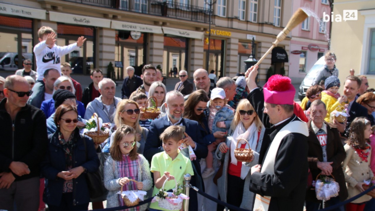 Święcenie pokarmów przed białostockim ratuszem /fot. H. Korzenny Bia24/