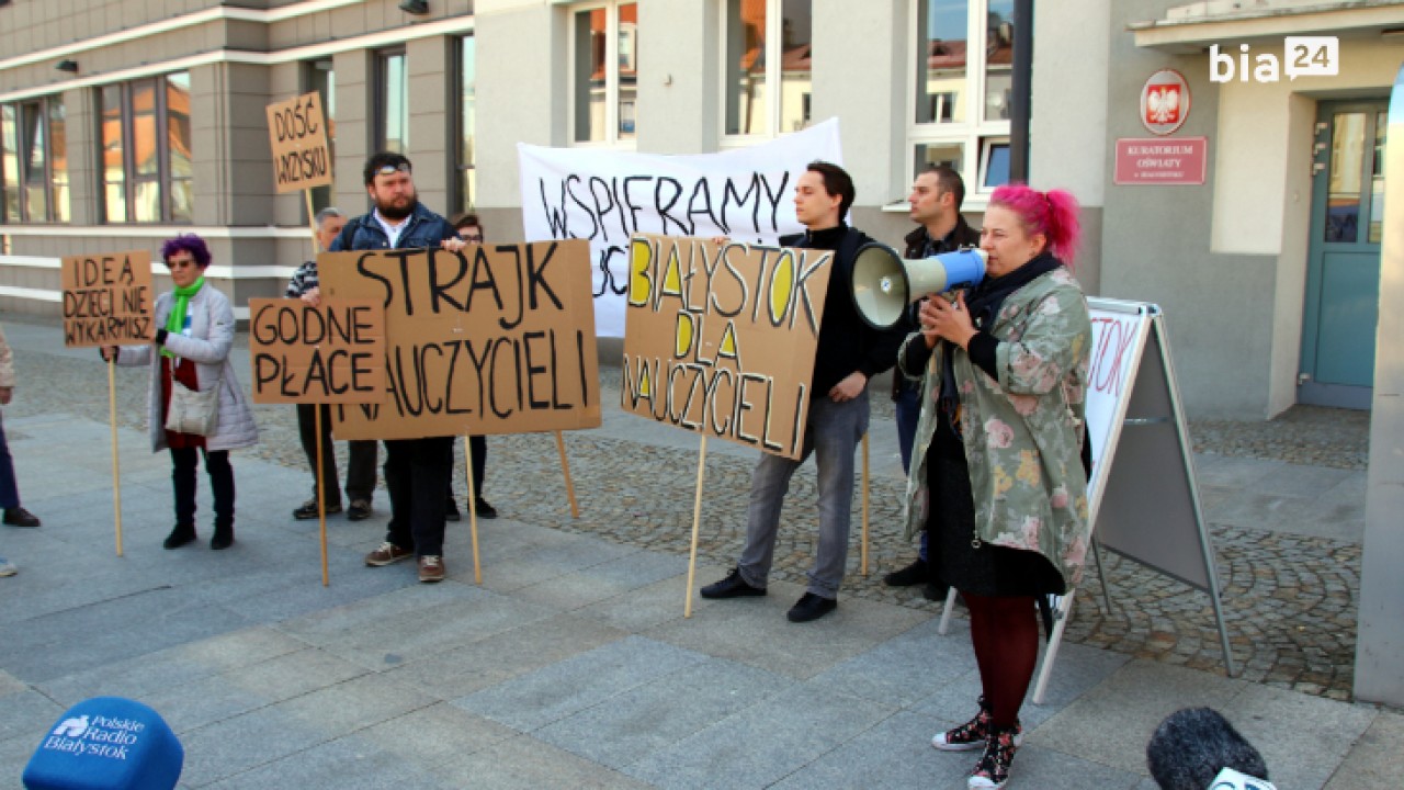 Manifestacja przed siedzibą Kuratorium Oświaty w Białymstoku /fot. H. Korzenny Bia24/