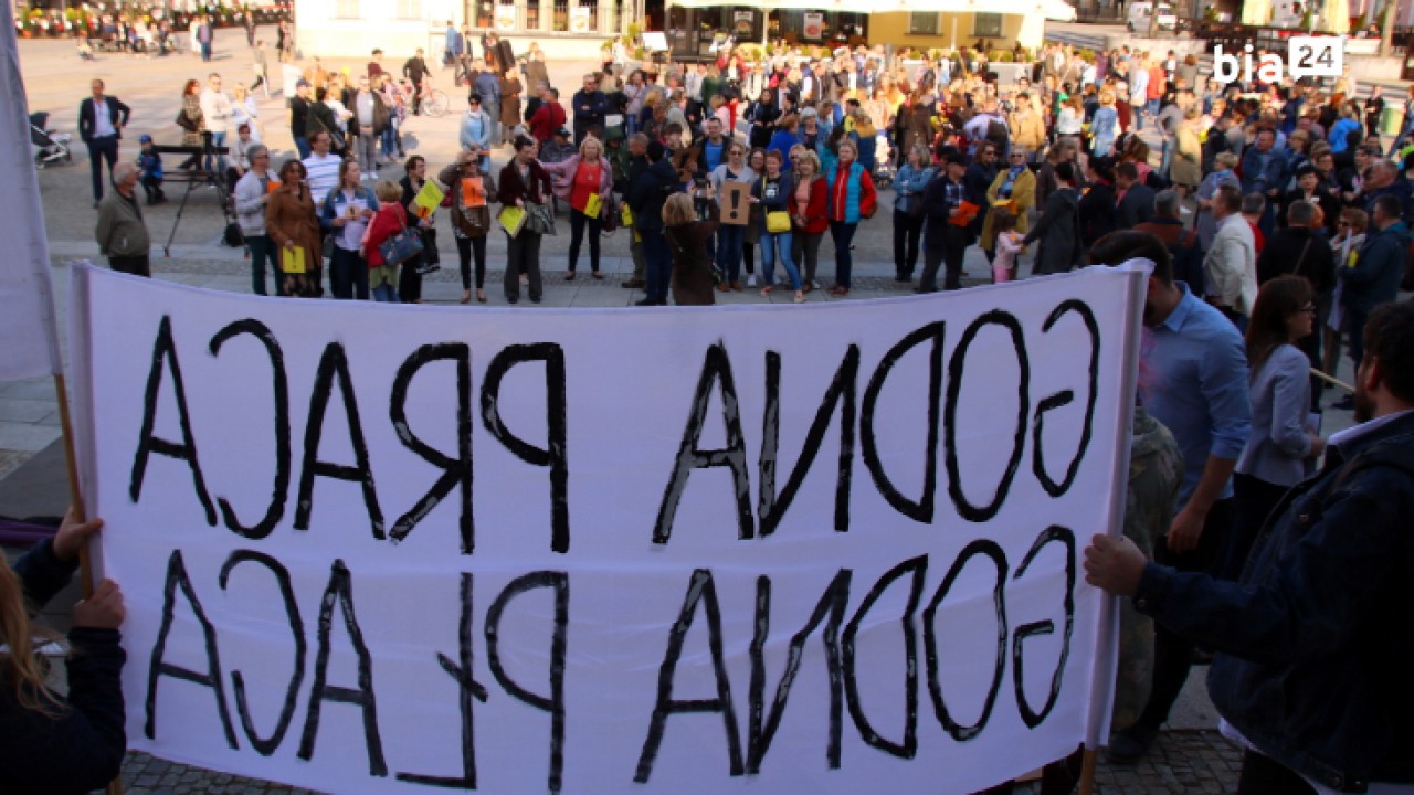 Manifestacja solidarności ze strajkującymi nauczycielami przed ratuszem /fot. H. Korzenny Bia24/