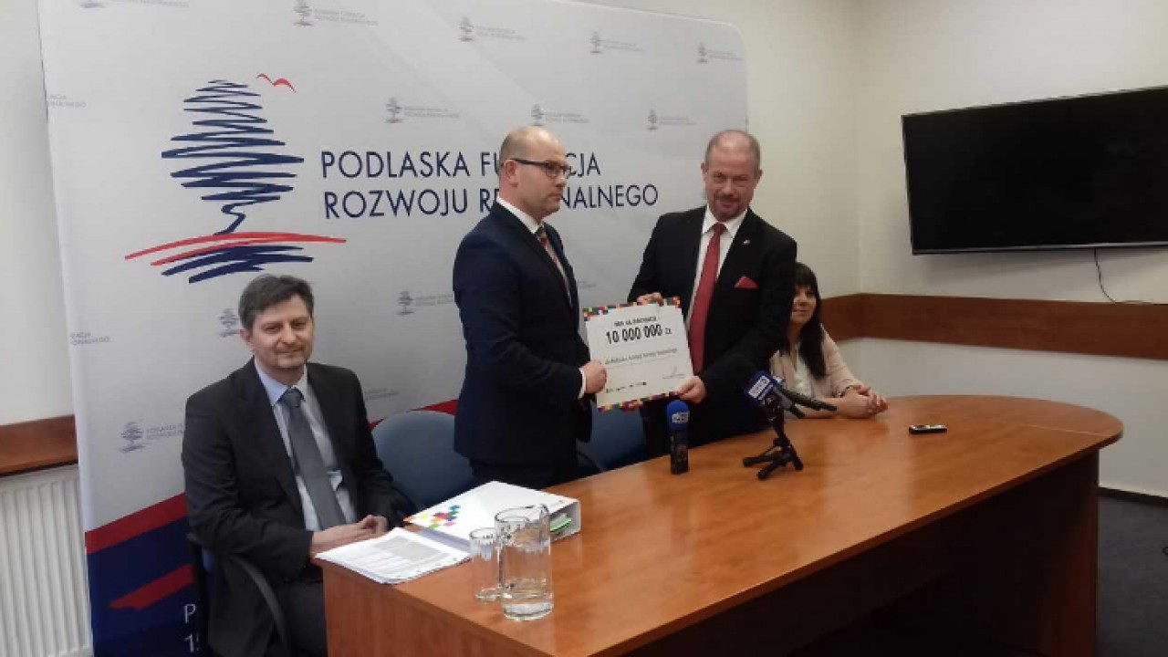 Podpisanie umowy z Urzędem marszałkowskim na realizację programu grantowego /fot. materiał prasowy PFRR/