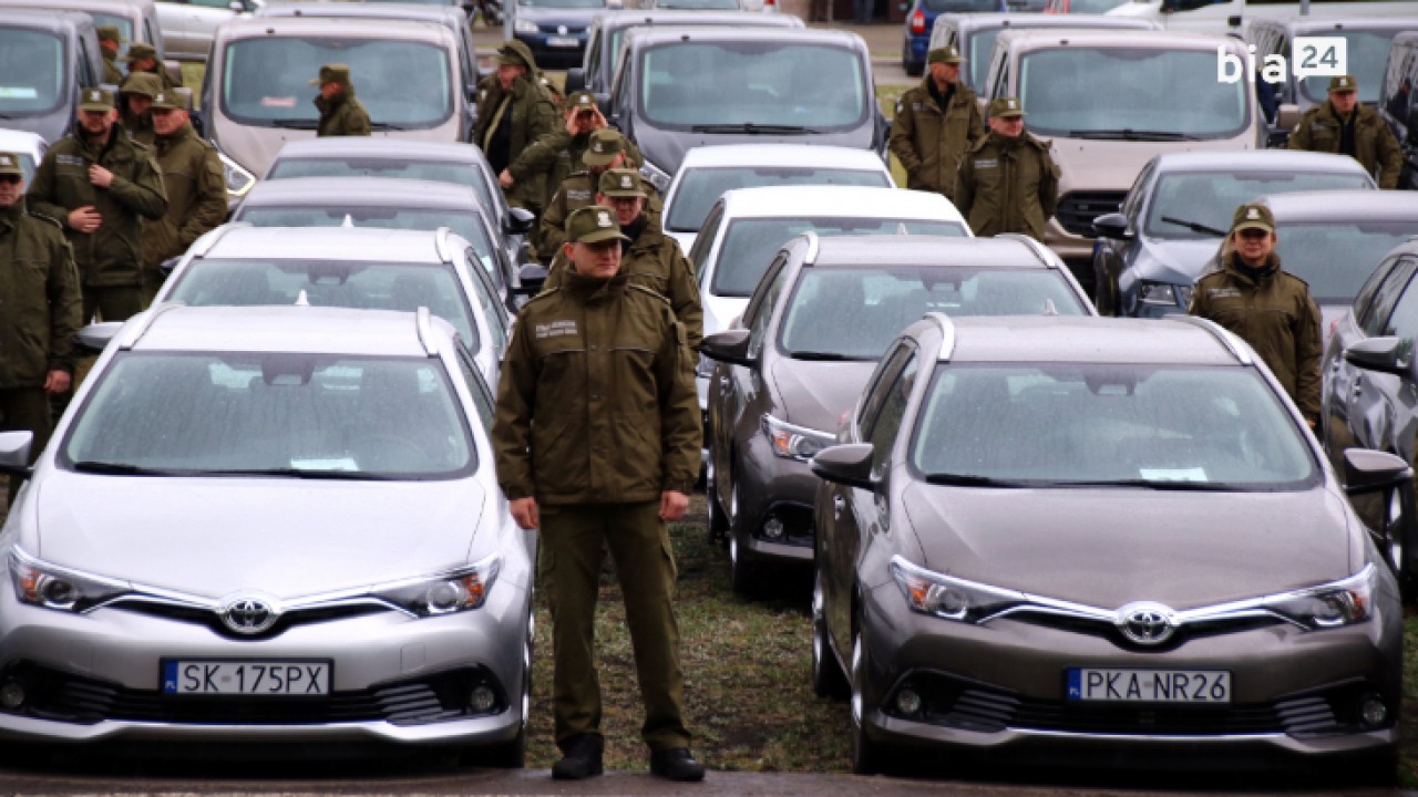 Samochody czekają na rozpoczęcie służby /fot. H. Korzenny Bia24/