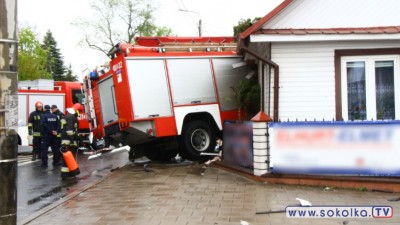 Sokółka. Wóz strażacki wjechał w&nbsp;dom mieszkalny. Cztery osoby trafiły do&nbsp;szpitala