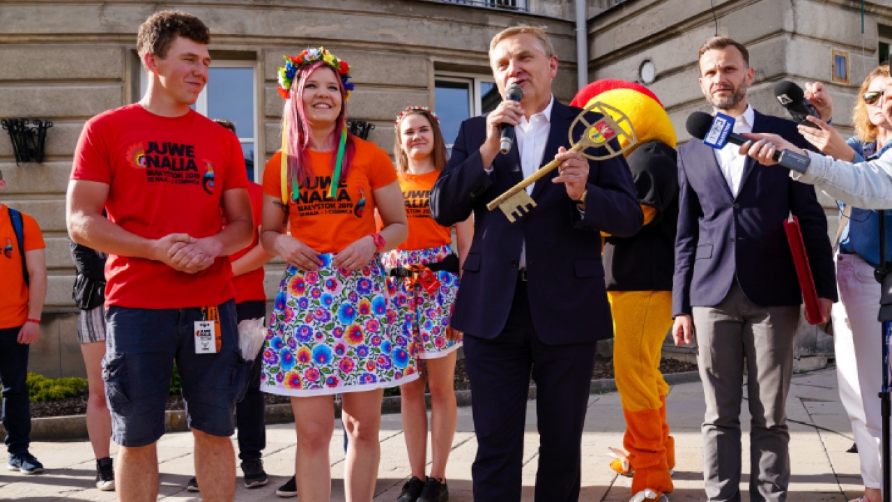 Prezydent przekazuje studentom symbol włądzy nad miastem /fot. D. Gromadzki - UM Białystok/