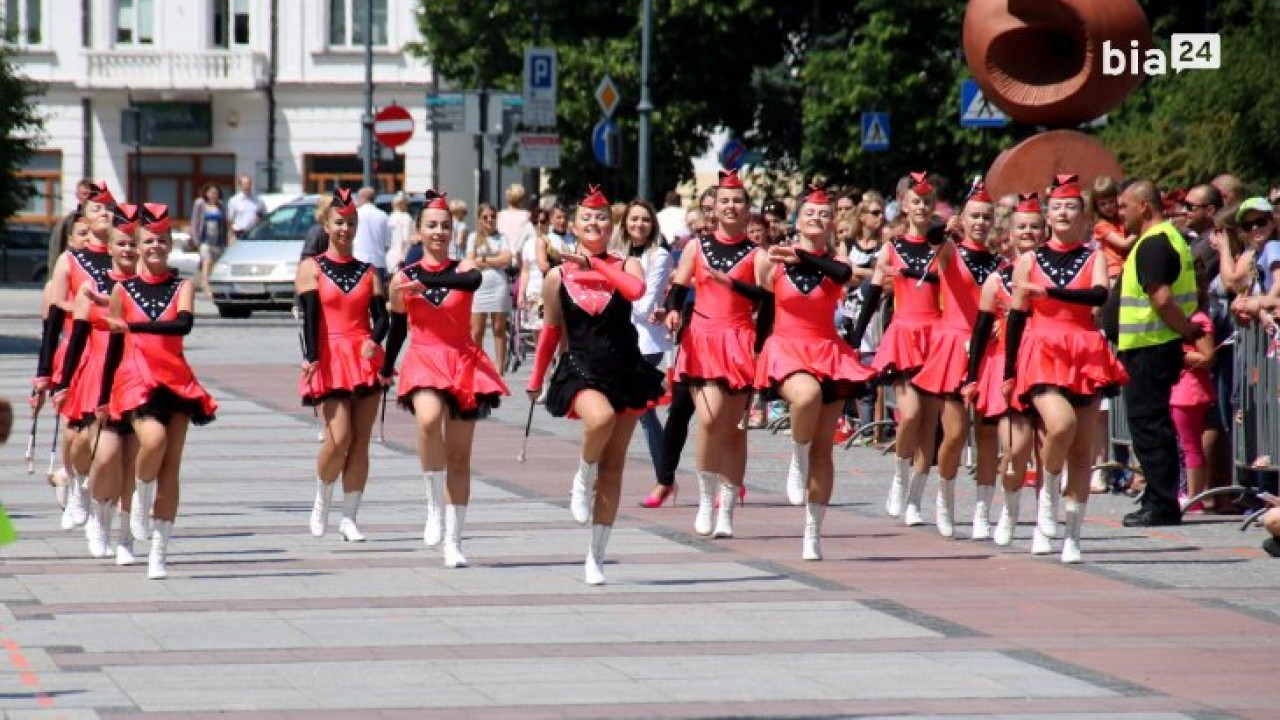 Przed Teatrem Dramatycznym przez cały dzień można oglądać prezentacje zespołów /fot. archiwum Bia24/ 