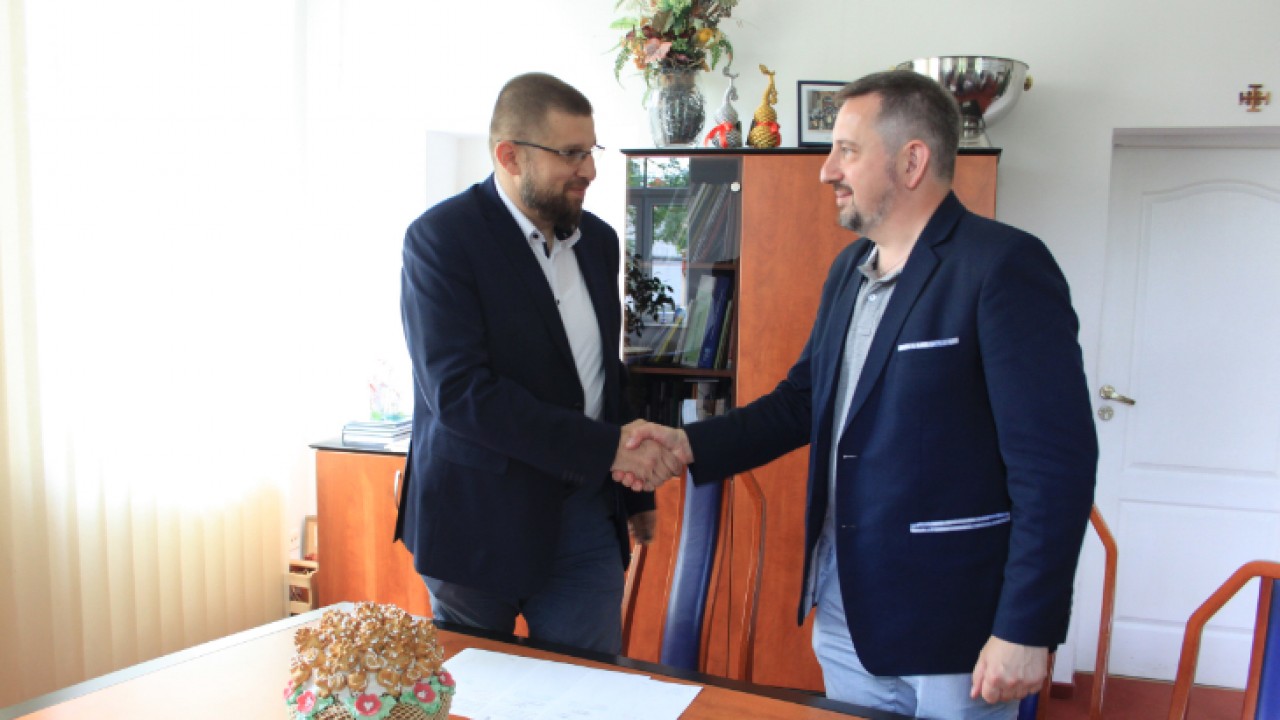 Burmistrz Supraśla i przedstawiciel NextBike podpisali umowę na tworzenie Supraskich Rowerów Uzdrowiskowych /fot. UM Supraśl/ 