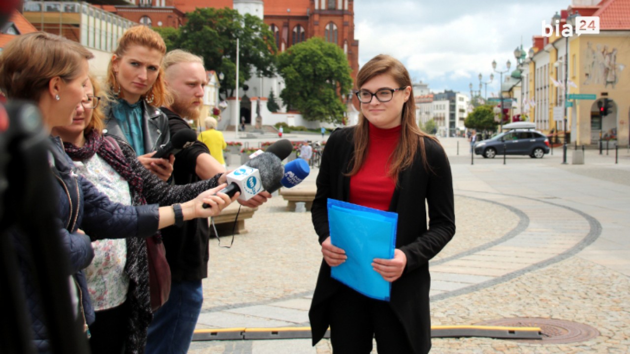 Katarzyna Rosińska z Tęczowego Białegostoku i dziennikarze podczas konferencji prasowej /fot. H. Korzenny Bia24/