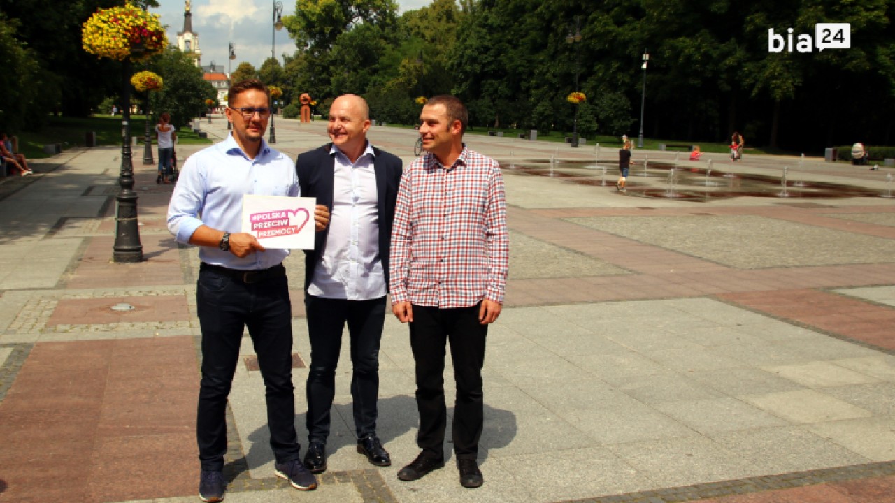 Trzej liderzy lewicowej koalicji na placu przed Teatrem Dramatycznym /fot. H. Korzenny Bia24/