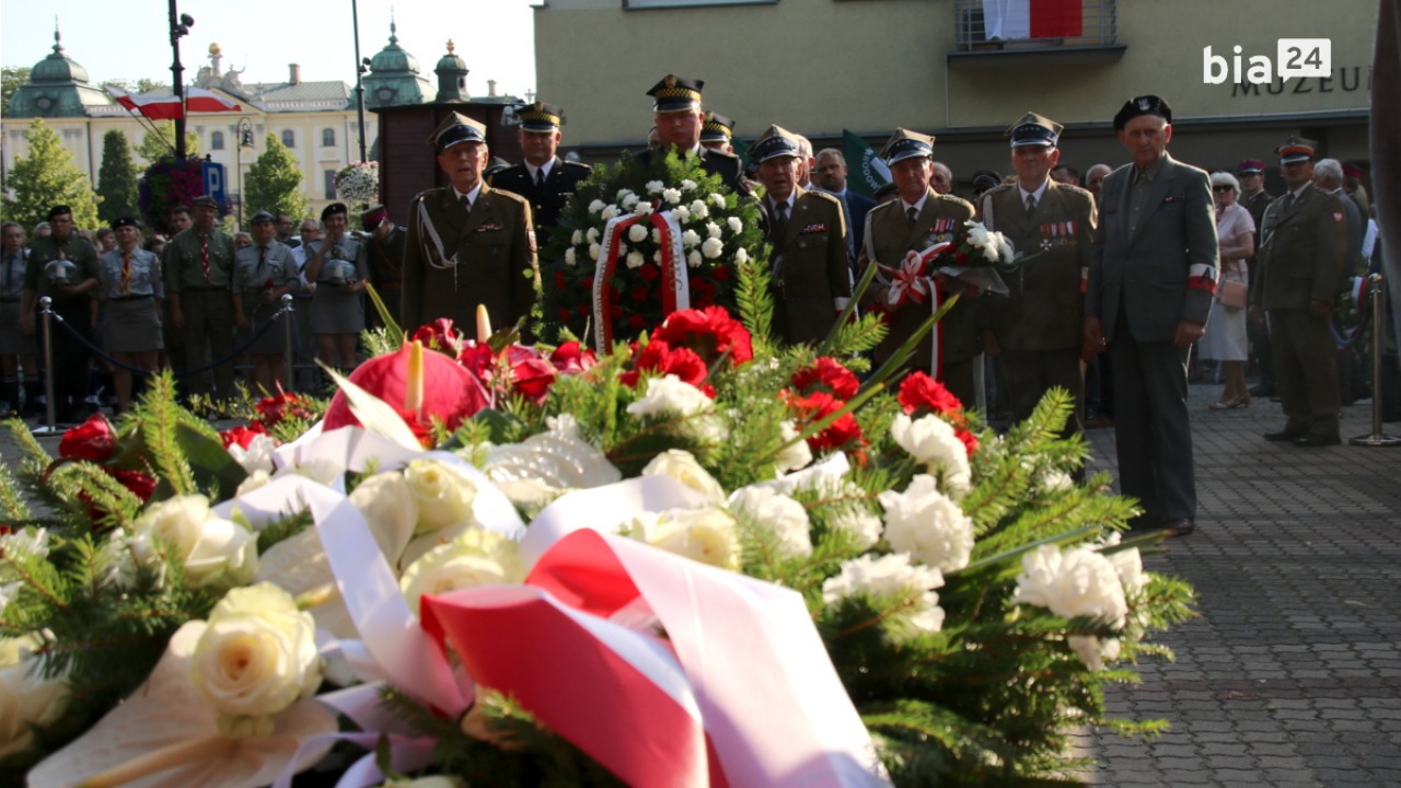 Uroczystości przed pomnikiem żołnierzy Armii Krajowej w Białymstoku /fot. archiwum Bia24/