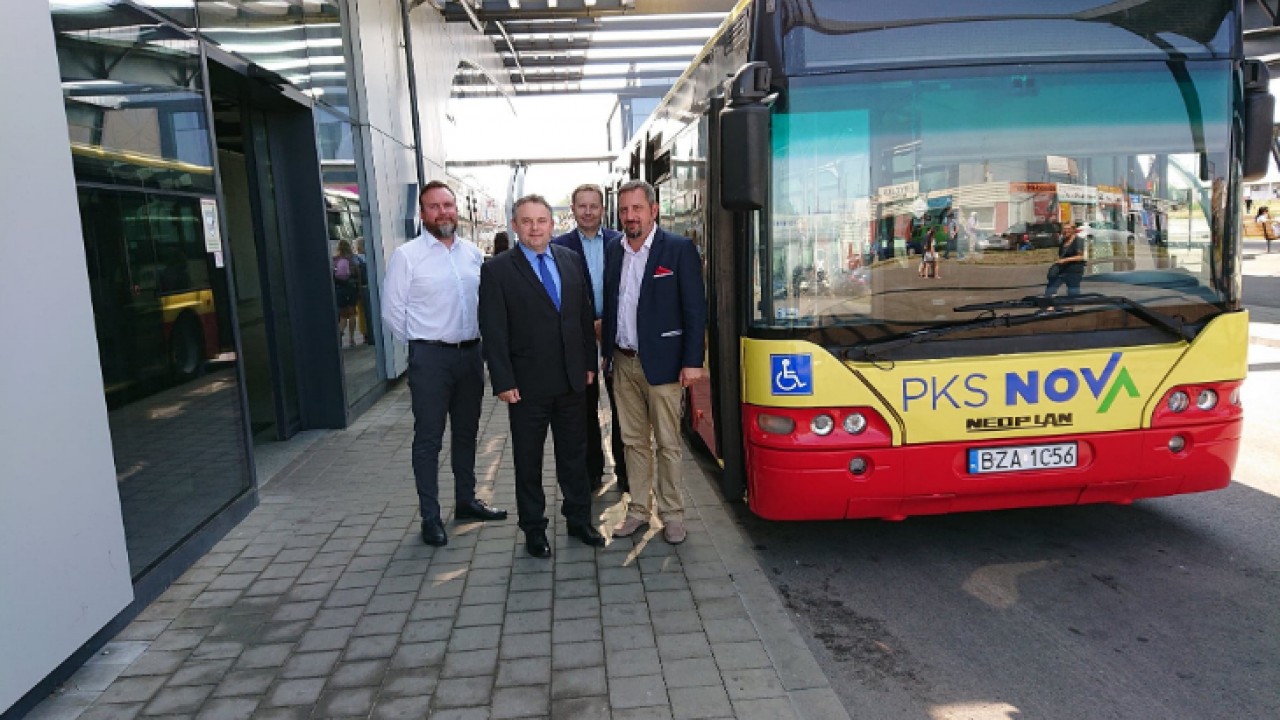 Burmistrz Supraśla, prezes PKS Nova i niskopodłogowy autobus /fot. UM Supraśl/