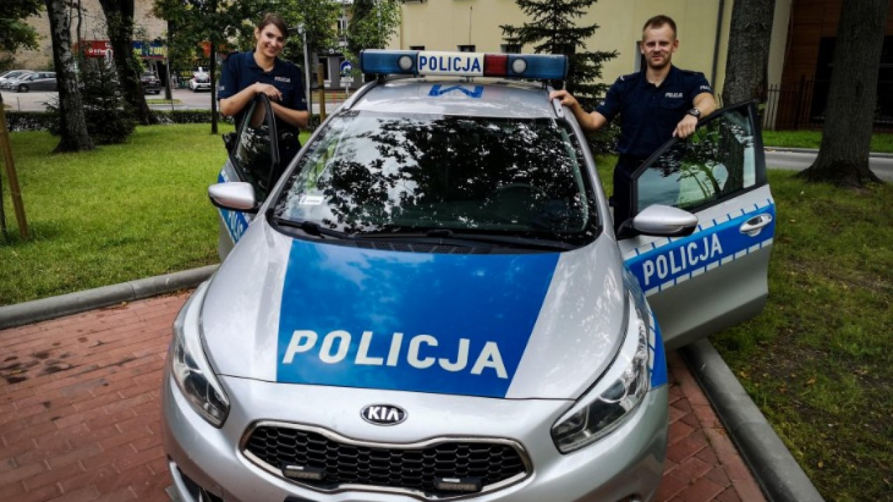 Patrol dwojga młodych policjantów /fot. Podlaska policja/