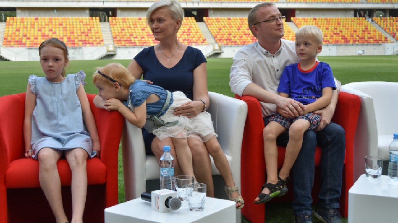 Nina Czurak (pierwsza z lewej) z rodziną na stadionie /mat. prasowy UM Białystok/