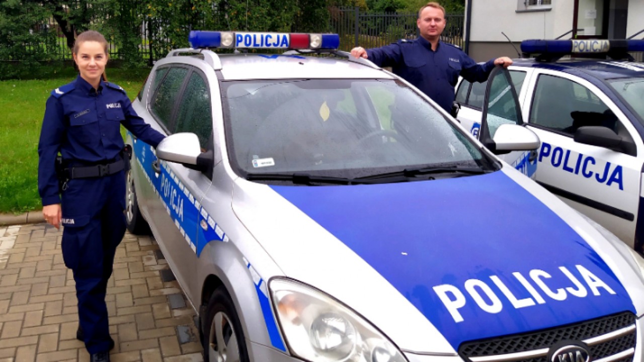 Dzielnicowi przy swoim radiowozie /fot. Podlaska Policja/