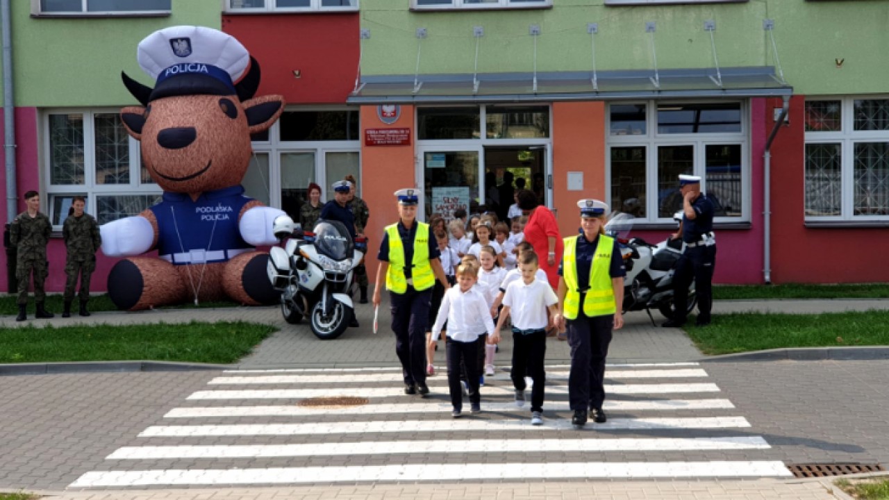 Policja pomaga uczniom /fot. Podlaska Policja/