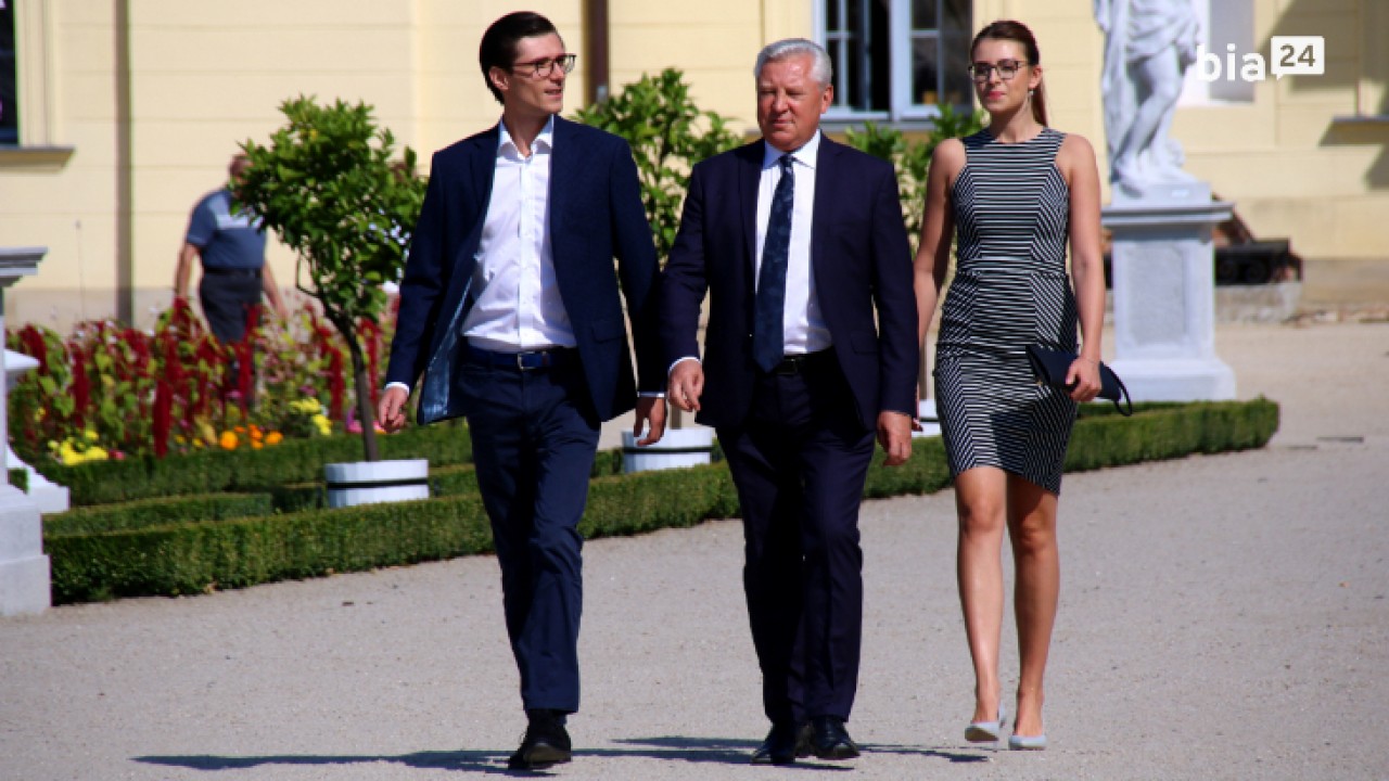 Jan Dobrzyński (w środku) idzie na konferencję prasową /fot. H. Korzenny Bia24/