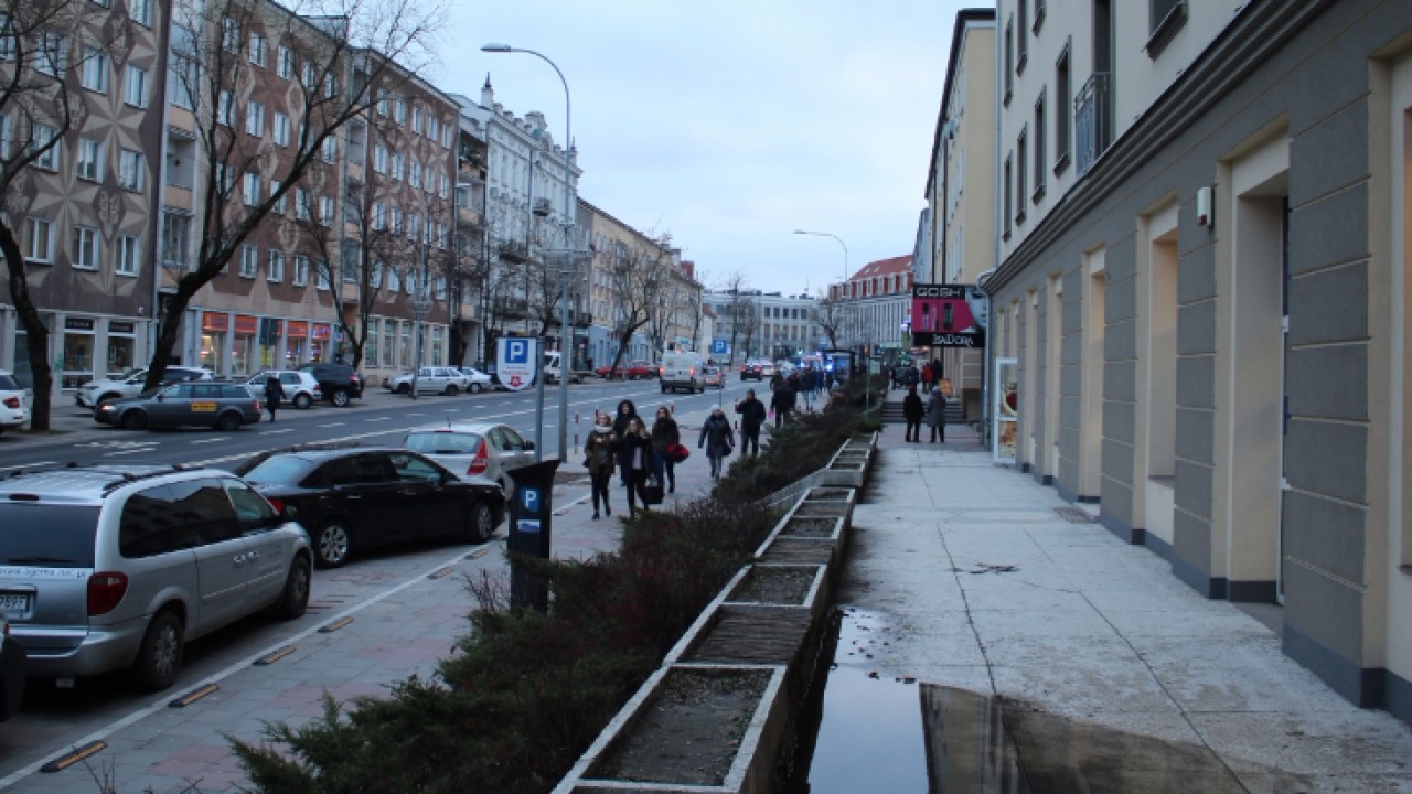 Ulica Sienkiewicza - po prawej dawniej: Zbyszko i Jagienka, po lewej Pewex /fot. H. Korzenny/ 