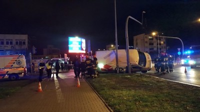 Wypadek przy Turkusie. Bus zatrzymał się na&nbsp;latarni