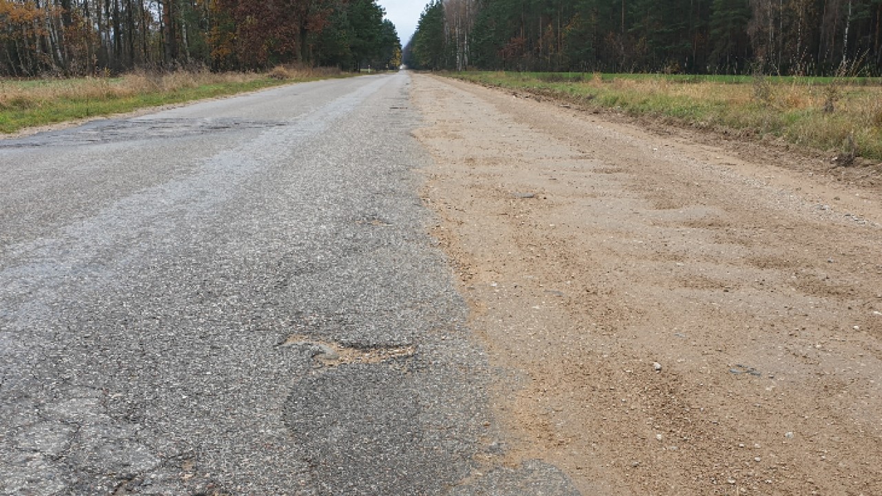 Zamiast asfaltowo-gruntowej będzie asfalt i 6-metrowej szerokości droga  /fot. mat. pras. starostwa powiatowego/