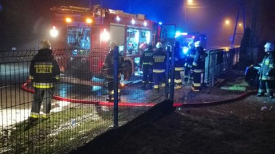 Potężny pożar w&nbsp;komisie samochodowym. 15 aut spłonęło