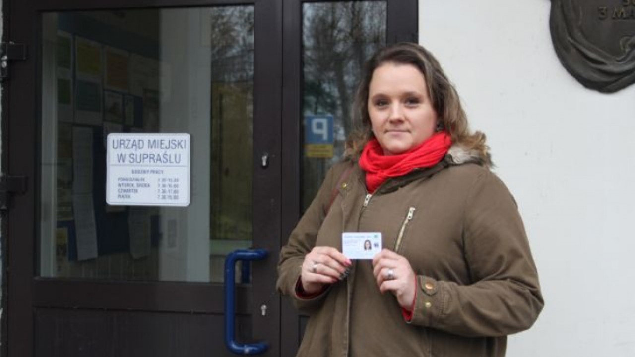Pani Barbara Brzozowska z Supraśla odebrała już kartę uprawniającą do zakupu tańszego biletu miesięcznego w PKS Nova /foto. UM w Supraślu/