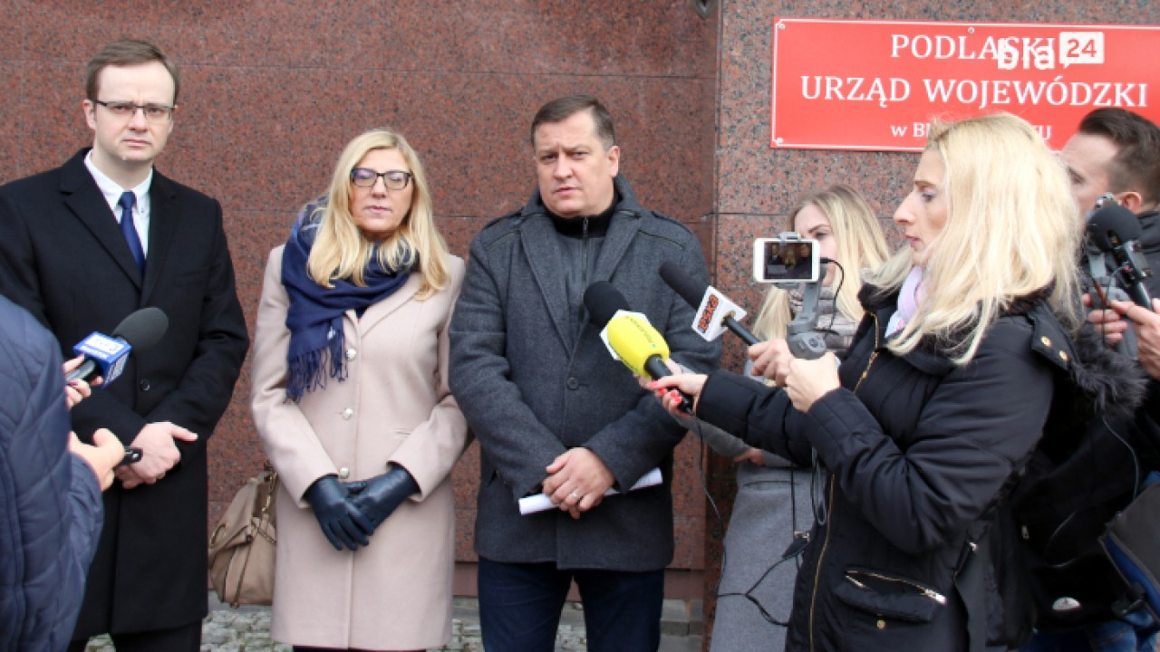 Konferencja prasowa radnych PiS przed Podlaskim Urzędem Wojewódzkim /fot. H. Korzenny Bia24/
