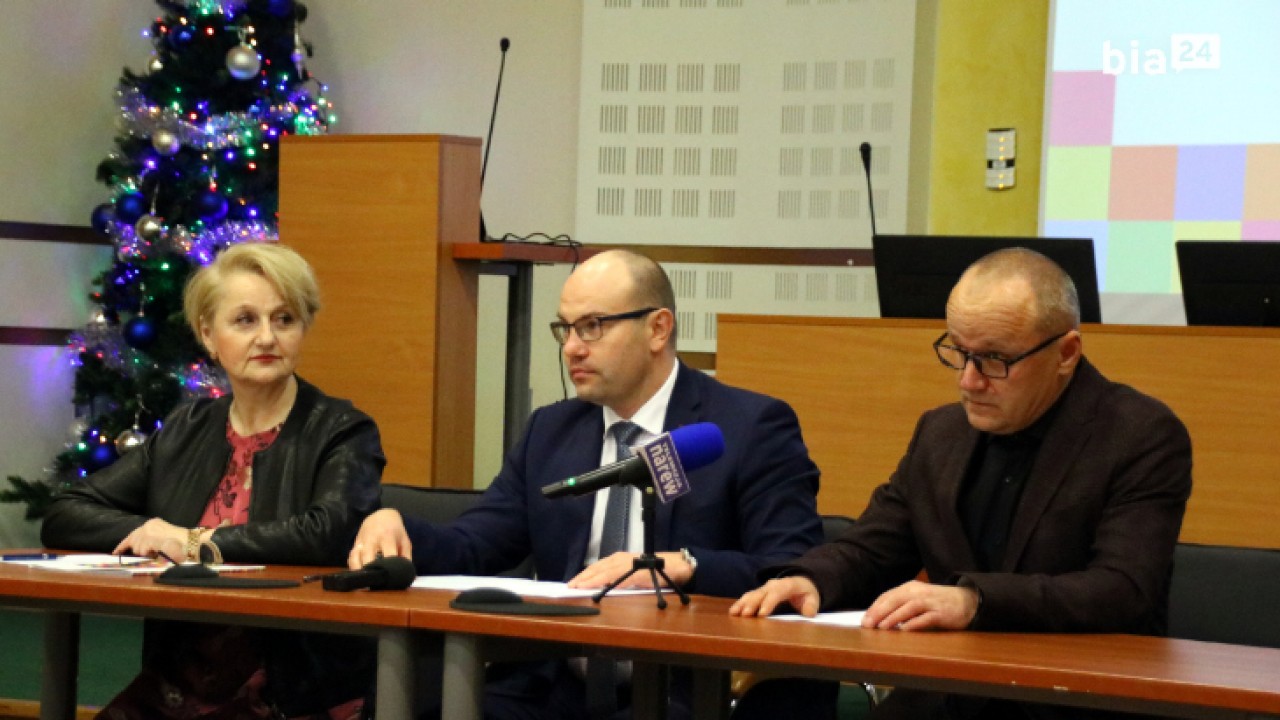 Marszałek Artur Kosicki (w środku) objaśnia swoją koncepcję budżetu województwa w 2020 roku /fot. H. Korzenny Bia24/