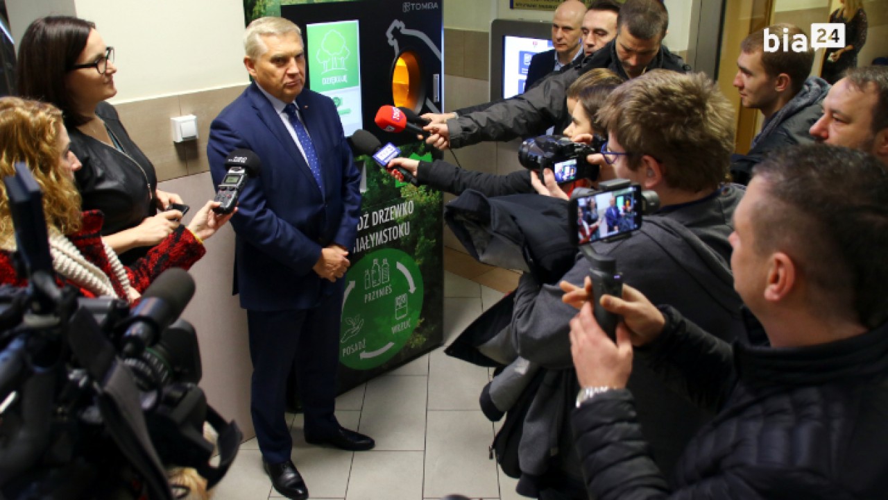 Prezydent Białegostoku prezentuje jeden z miejskich butelkomatów /fot. H. Korzenny Bia24/