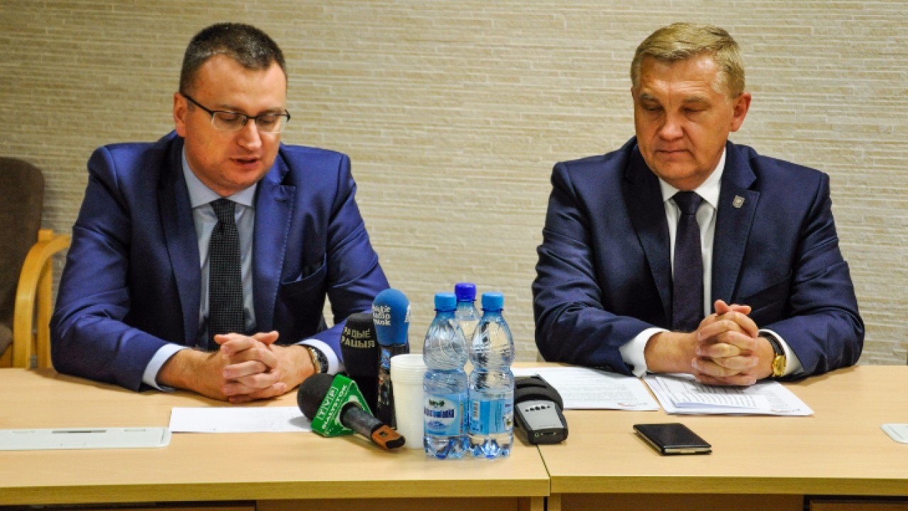 Wicrrpezydent Rafał Rudnicki (z lewej) i prezydent Białegostoku Tadeusz Truskolaski /fot. bialystok.pl/