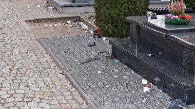 Niszczyli groby. Zatrzymała ich policja