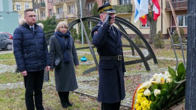 Kwiaty pod pomnikiem Wielkiej Synagogi na&nbsp;75. rocznicę wyzwolenia obozu w&nbsp;Auschwitz