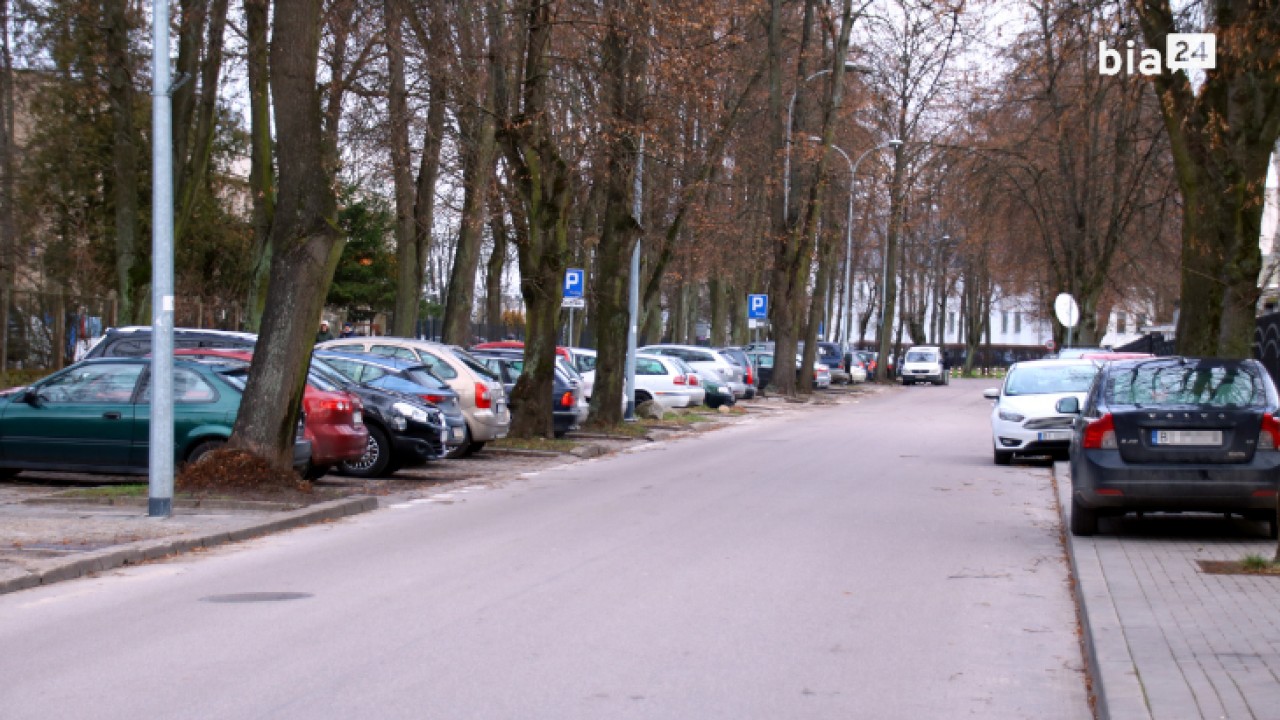 Ulica Wołodyjowskiego - po lewej strefa płatna, po prawej strefa bezpłatna /fot. H. Korzenny Bia24/