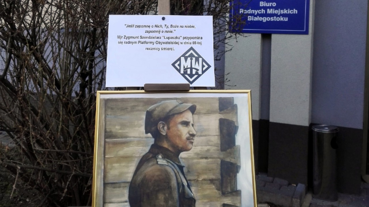 Portret Łupaszki przed siedzibą Platformy Obywatelskiej w Białymstoku /fot. Młodzież Wszechpolska/