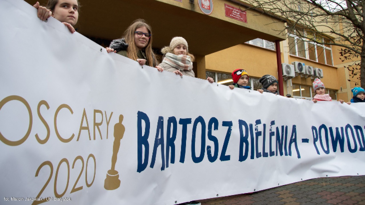 ?Bartosz Bielenia - powodzenia? - takie banery zawisły na budynku VI Liceum Ogólnokształcącego i przy Młodzieżowym Domu Kultury w Białymstoku  