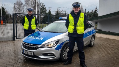 Policjanci eskortowali rodzącą kobietę