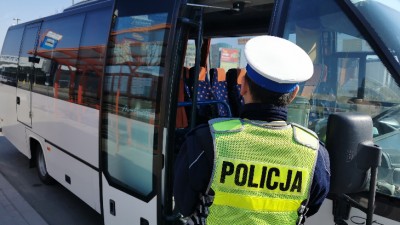 Policja kontroluje autobusy. By pasażerów nie&nbsp;było zbyt wielu.