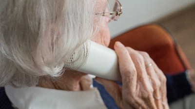 Szlachetna Paczka sprawdza, jak&nbsp;bardzo jesteśmy samotni. I&nbsp;uruchamia telefon dla seniorów.