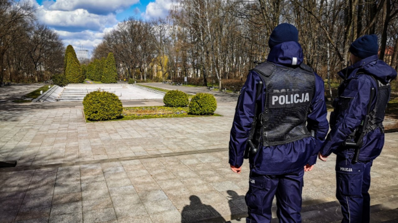 Policjanci w białostockim parku /fot. Podlaska policja/