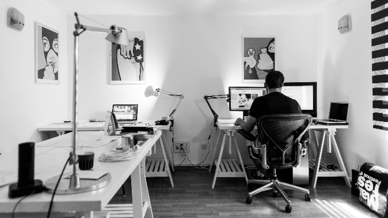 W biurach urzędu przebywa niewielu pracowników, większość pracuje zdalnie /fot. pixabay.com/   