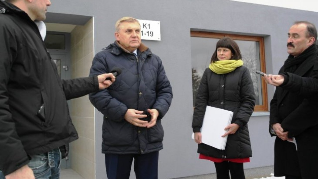 Tadeusz Truskolaski przekazuje lokatorom nowy blok komunalny przy ul. Bema - grudzień 2017 r. /fot. archiwum Bia24/ 