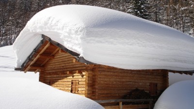 Śnieg na&nbsp;dachach może być niebezpieczny