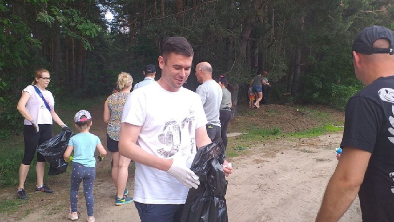 W sprzątanie zaangażowali się też radni i burmistrz Wasilkowa Adrian Łuckiewicz 