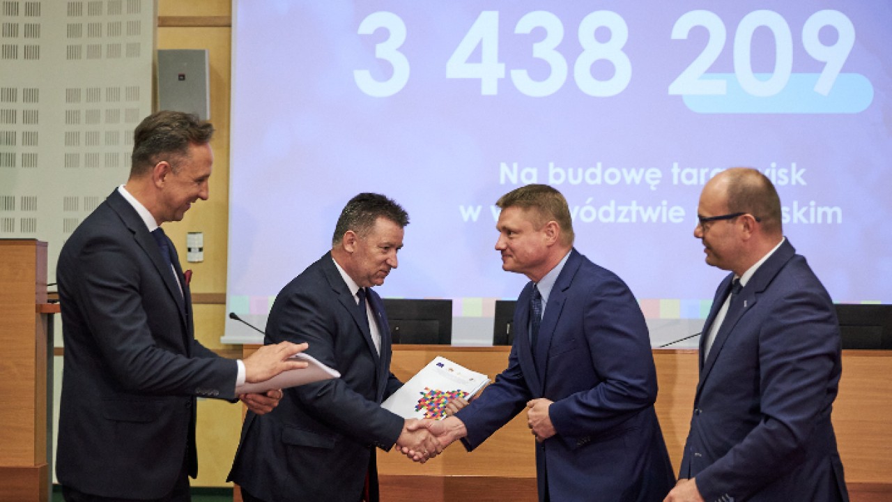 Podpisanie umów z gminami Tykocin i Kolno /fot. M. Duchnowski UMWP/